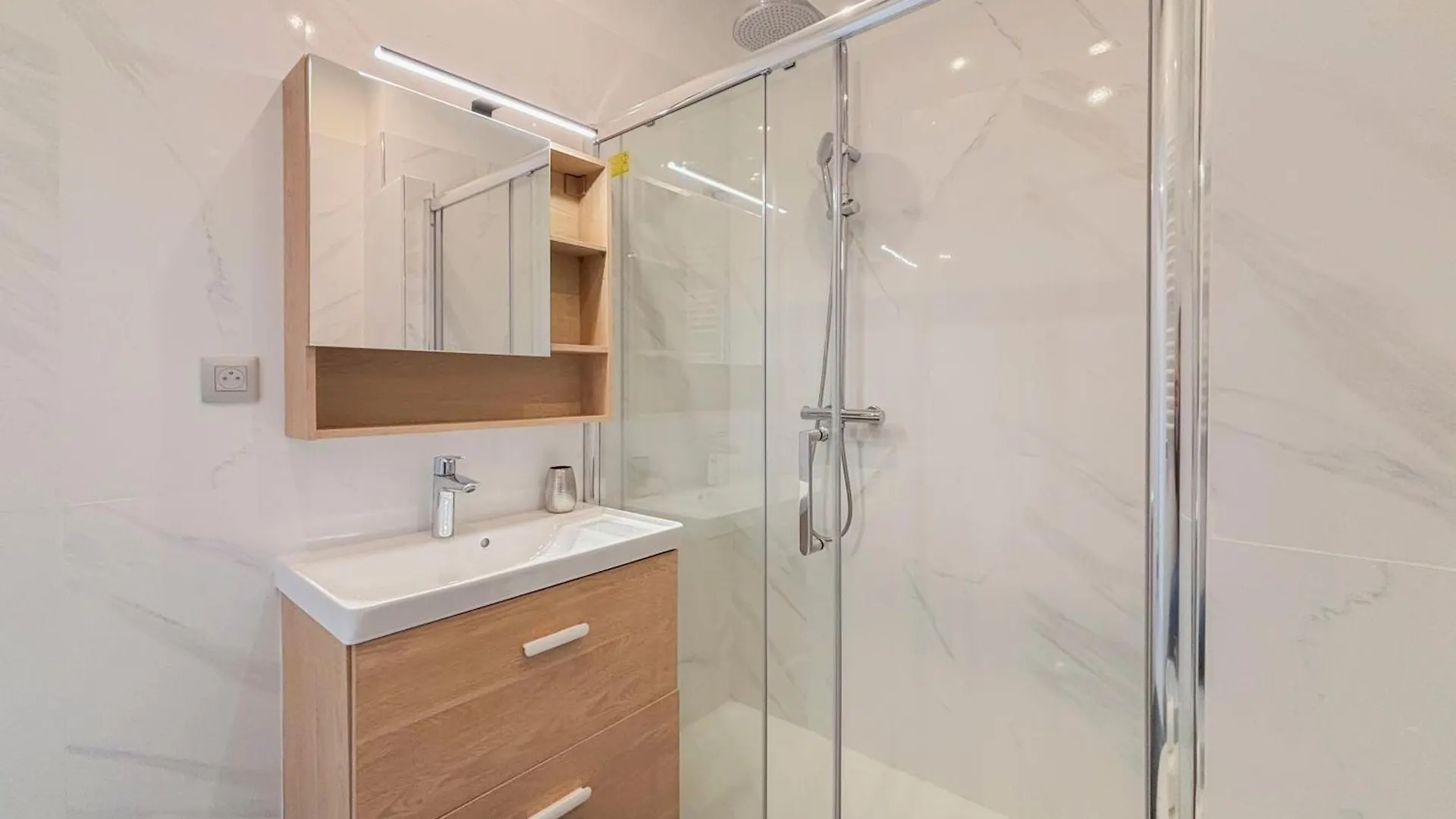 Apartment Promenade Des Anglais - Vue Mer, Ac, 2Pers Nice France